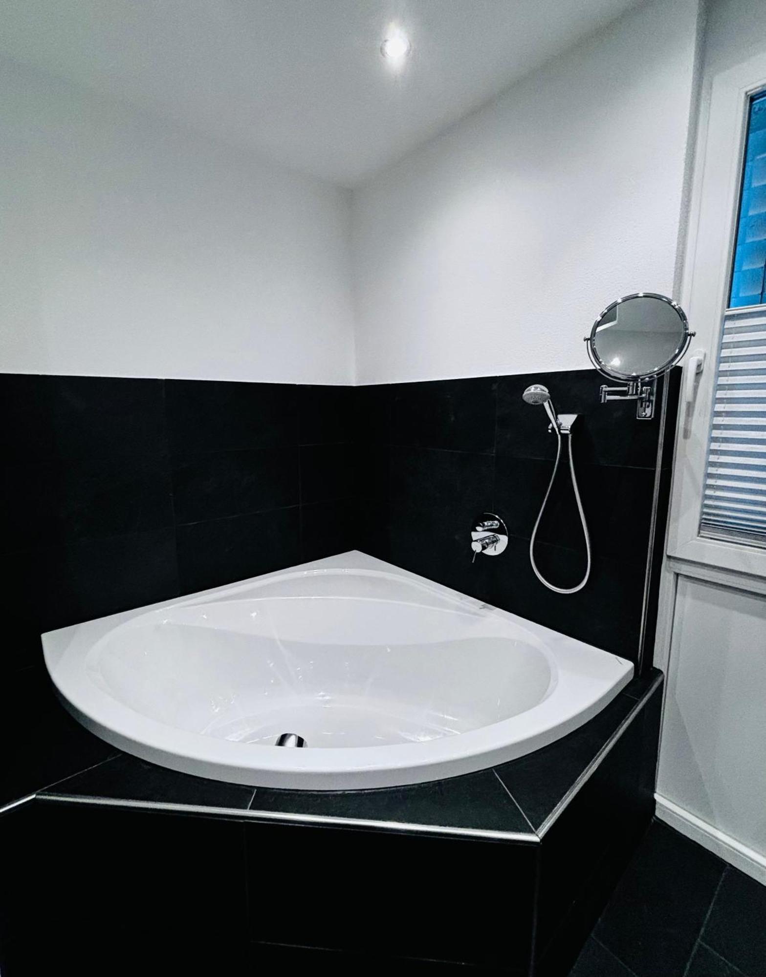 Lake View 110Sqm In/Outdoor Living Entire Apartment With 2 Bedrooms 라이헤나우 외부 사진